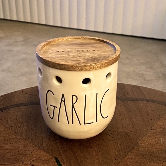 NWT Rae Dunn GARLIC Cellar - Picture 1 of 1